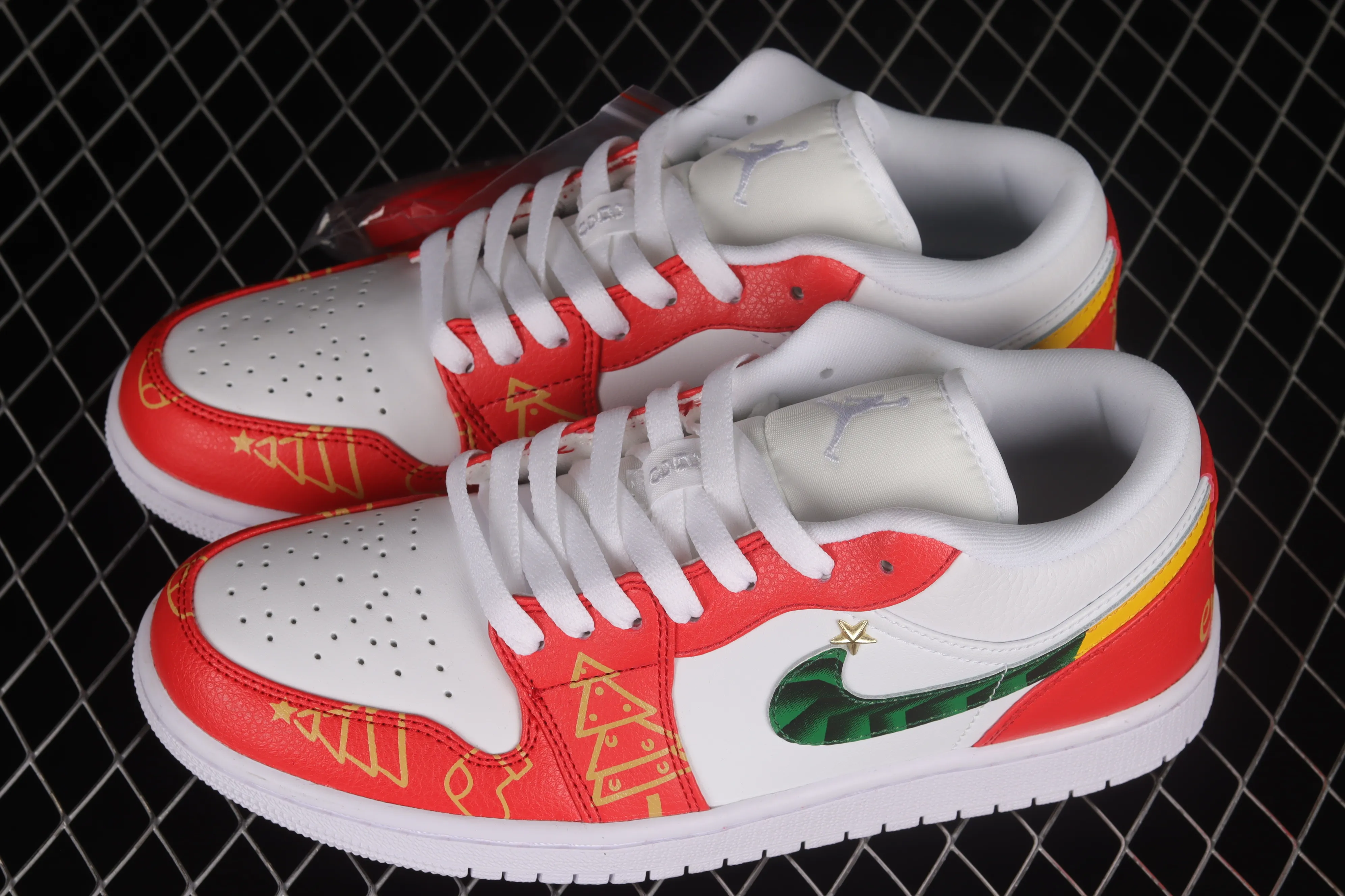 All categories Air Jordan Jordan series basketball shoes Air Jordan 1 Low Air Jordan 1 Low AJ1 Joe 1 Christmas theme customized version Sports culture basketball shoes 553558-130